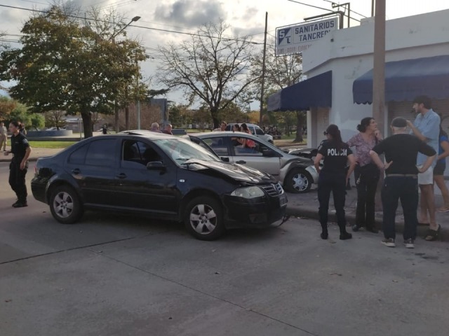 Fuerte choque entre dos autos: uno termin� sobre la vereda